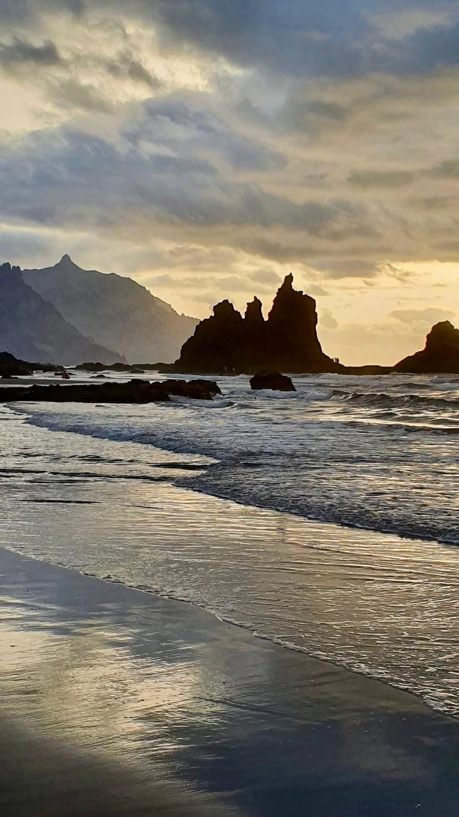 Tramonto a Playa de Benijo, con i faraglioni dei Roques de Anaga stagliati contro il cielo dorato