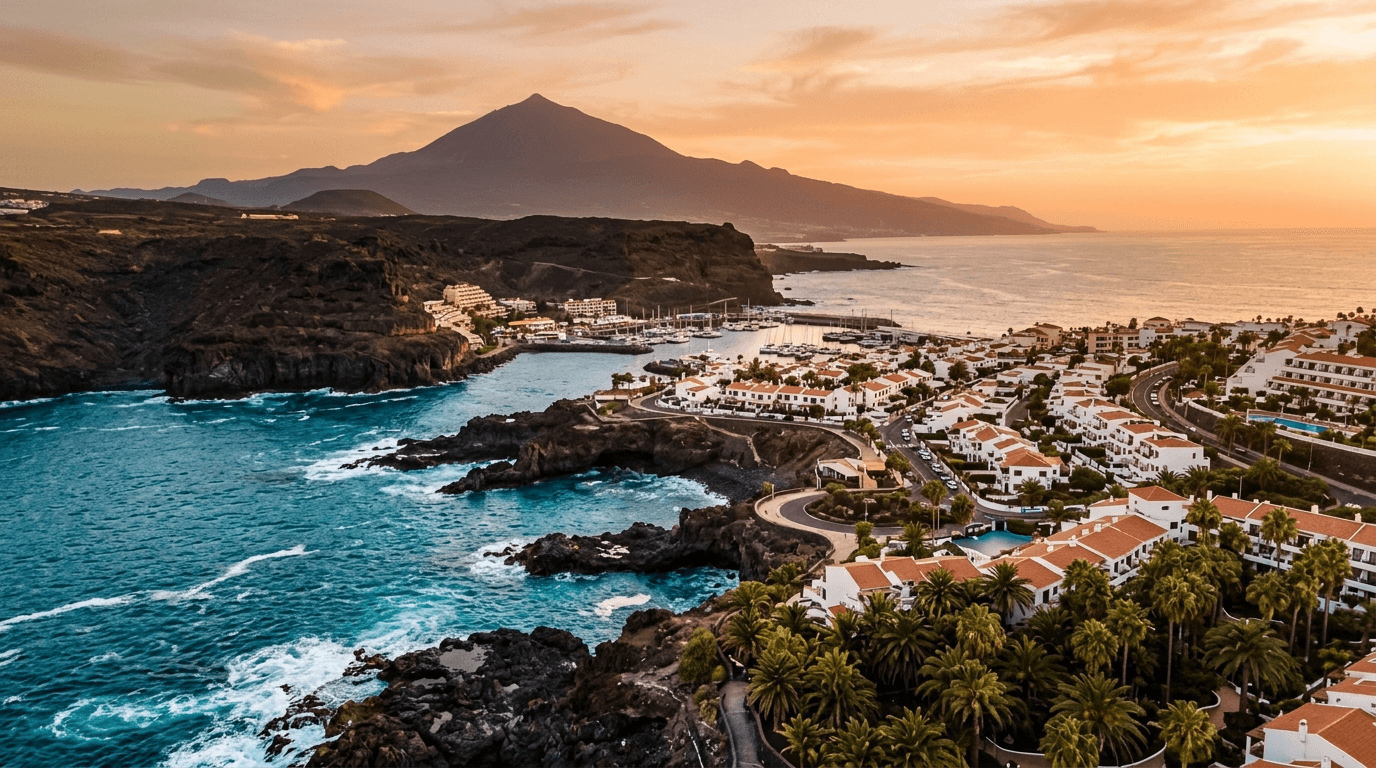 Bahía tranquila en la costa sur de Tenerife con el mar en calma