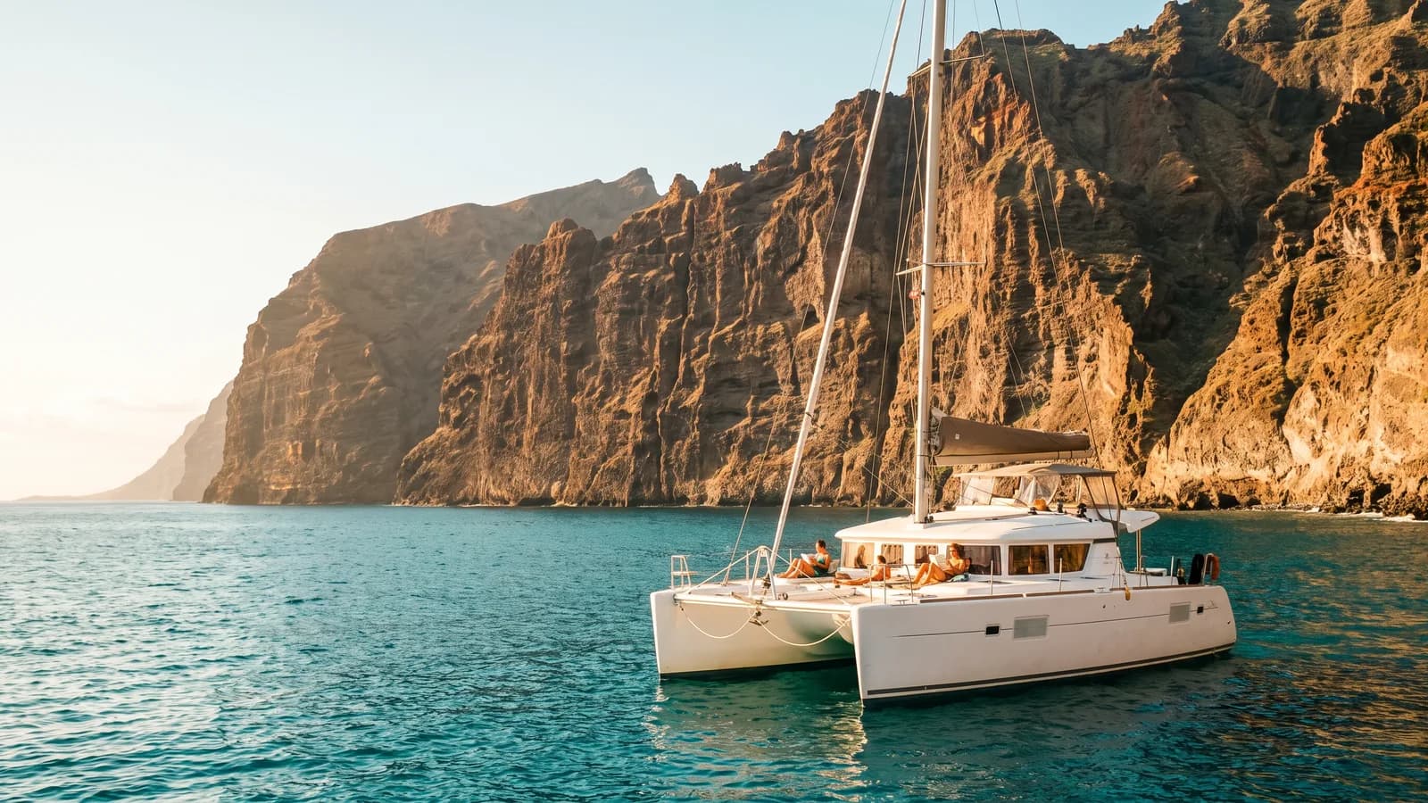 Catamarán navegando frente a los acantilados de Los Gigantes en Tenerife