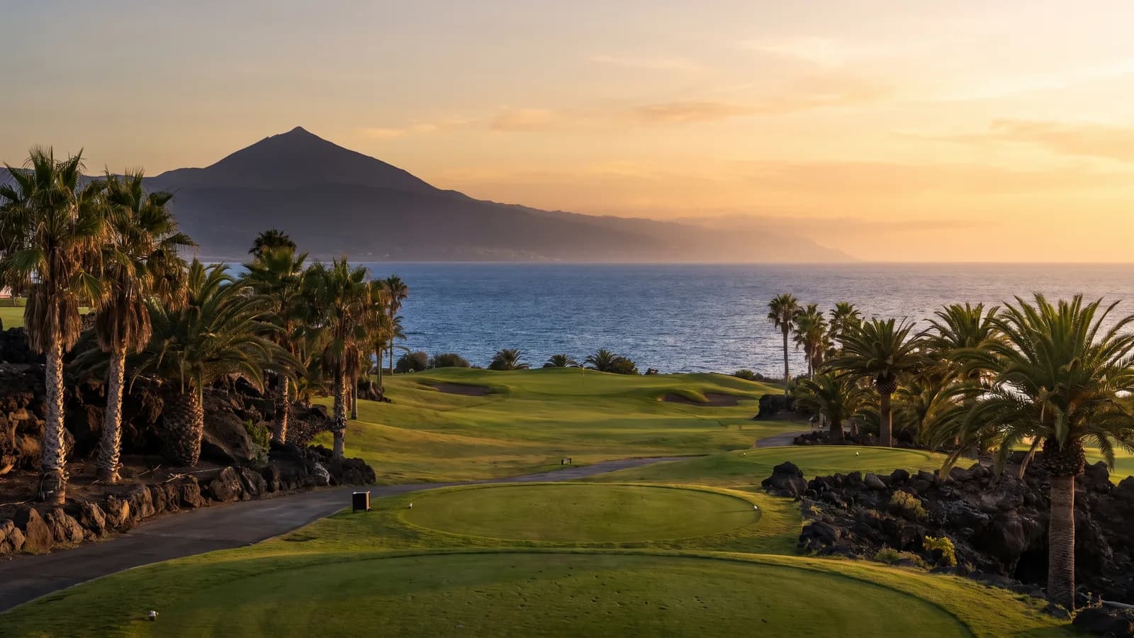 Green de un campo de golf en Tenerife con el océano y el Teide al fondo