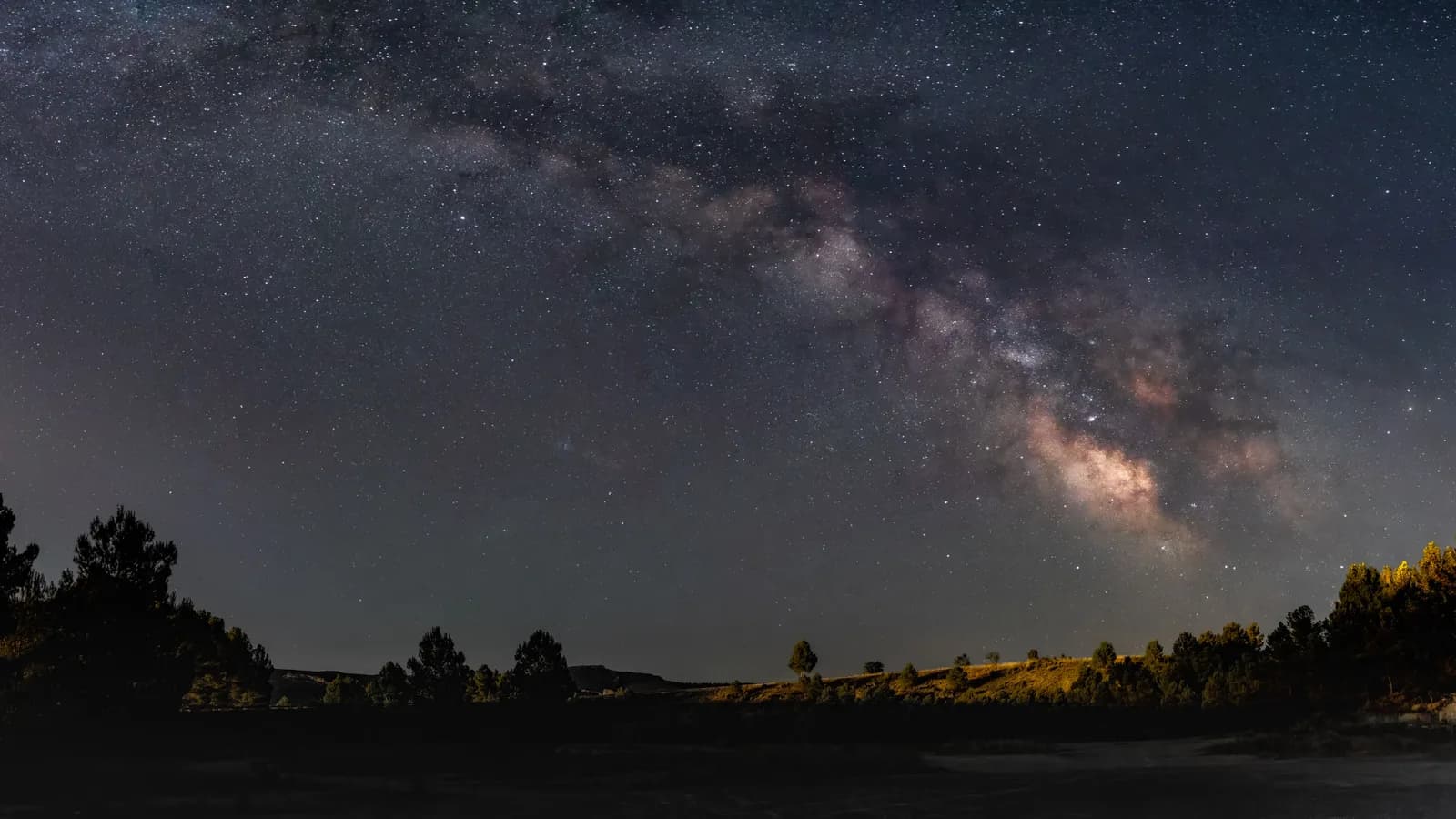 Cielo estrellado con la Vía Láctea en una noche despejada, el tipo de cielo que se observa desde el Parque del Teide en Tenerife