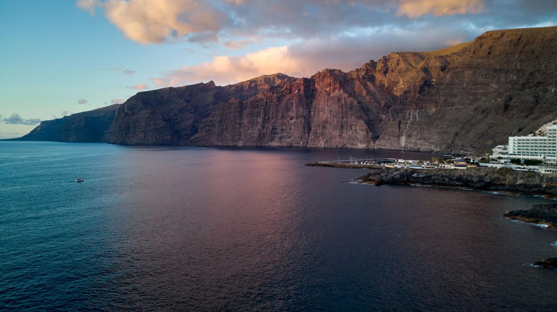 Acantilados de Los Gigantes al atardecer con el puerto de Puerto de Santiago y el océano Atlántico, suroeste de Tenerife
