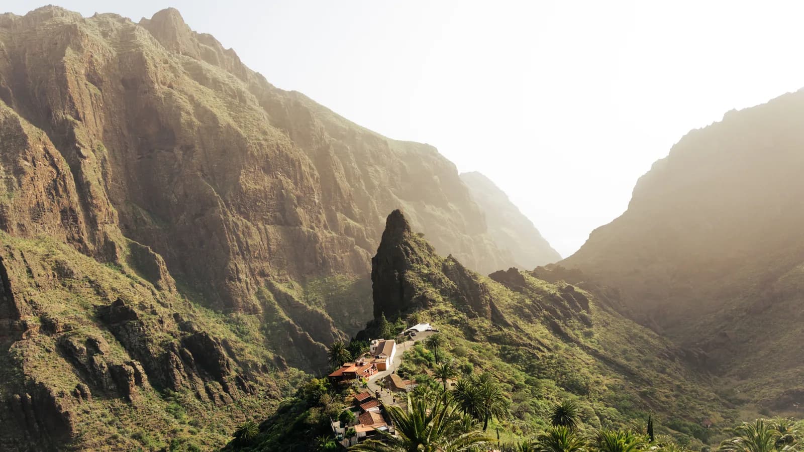 El pueblo de Masca en Tenerife: las casas sobre el cresterío y el pináculo rocoso al atardecer, en el corazón del barranco de las montañas de Teno