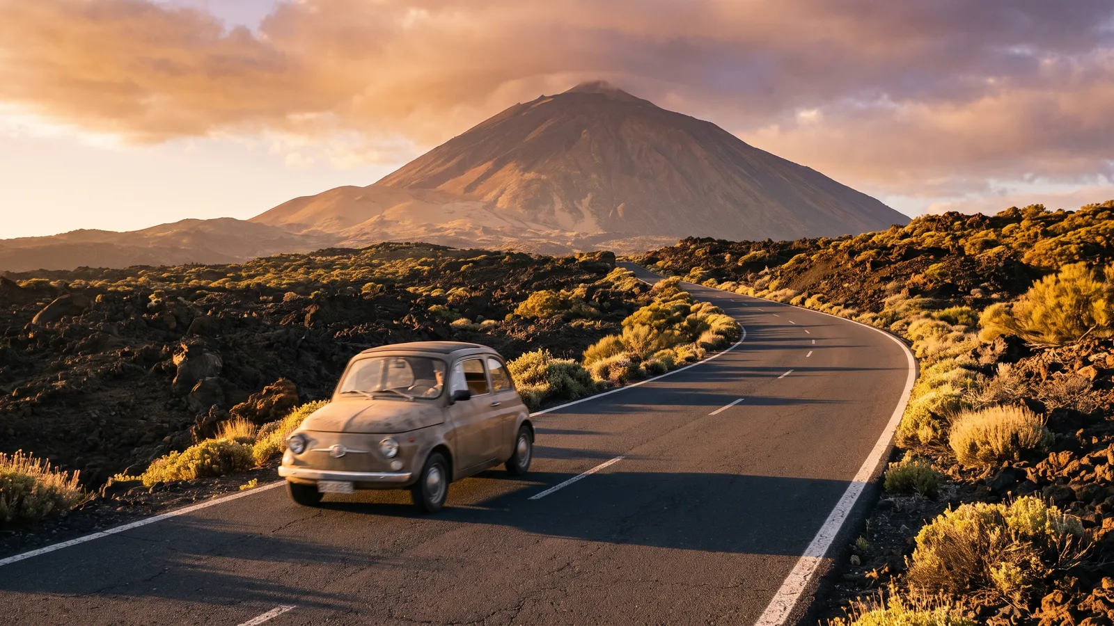 Auto a noleggio su una strada panoramica di Tenerife con il Teide sullo sfondo