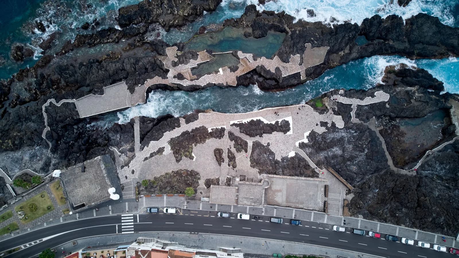 Vista aérea de las piscinas naturales de El Caletón en Garachico, pozas de lava con agua turquesa en la costa norte de Tenerife