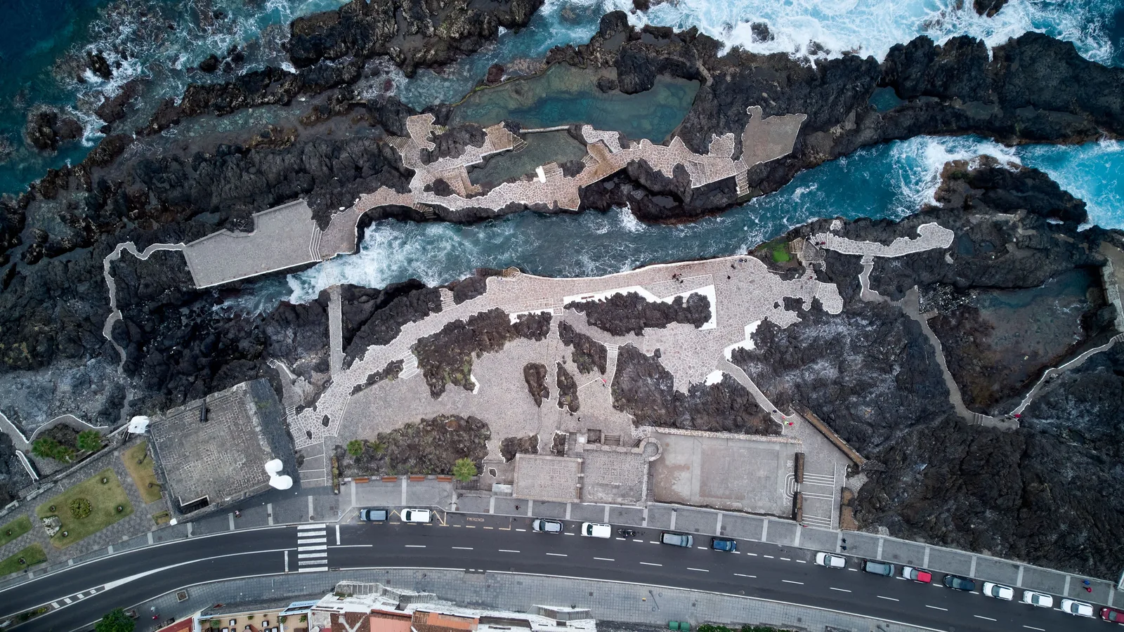Vista aérea de las piscinas naturales de El Caletón en Garachico, pozas de lava con agua turquesa en la costa norte de Tenerife