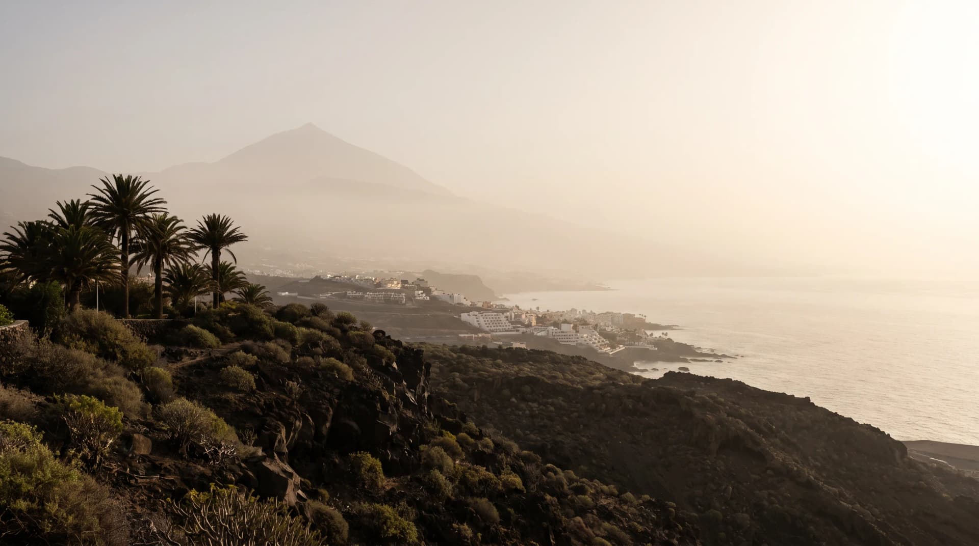 Teide y costa de Tenerife bajo calima: cielo lechoso, polvo del Sáhara y visibilidad reducida