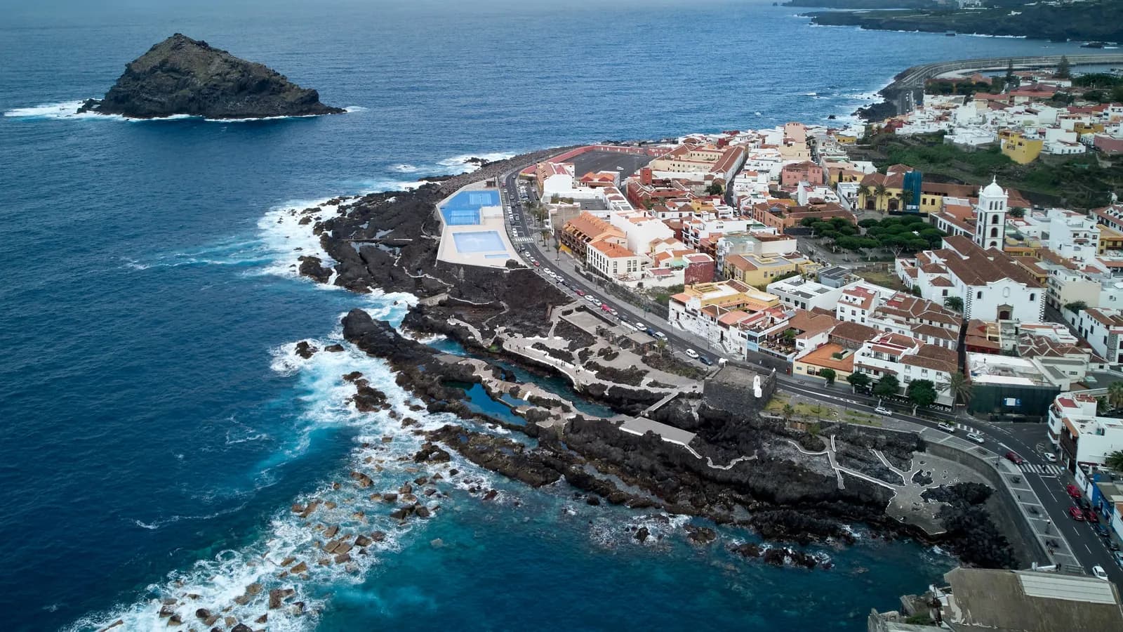 Vista aérea de Garachico, en la costa norte de Tenerife: el Roque, las piscinas naturales de lava y el casco histórico